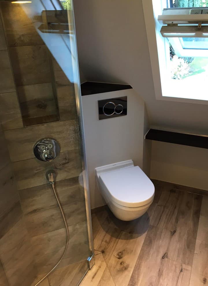 Ecklösung eines WCs bei Dachschräge mit geringem Neigungswinkel Ecklösung eines WCs bei Dachschräge mit geringem Neigungswinkel