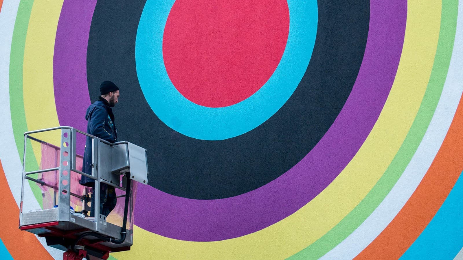 Darko C. Nikolic bei der Wandgestaltung im Hamburger Gängeviertel Darko C. Nikolic bei der Wandgestaltung im Hamburger Gängeviertel