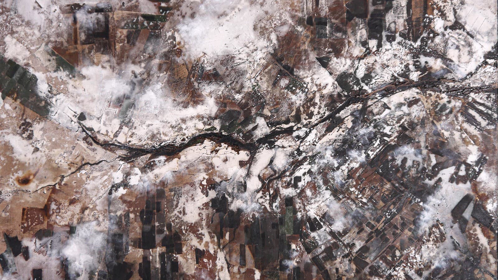 Jens Rausch: Hitzefelder (2022) – Öl, Kalk, Gips, Ruß, Bitumen und Feuer auf Leinwand, 70 x 90 cm Jens Rausch: Hitzefelder (2022) – Öl, Kalk, Gips, Ruß, Bitumen und Feuer auf Leinwand, 70 x 90 cm