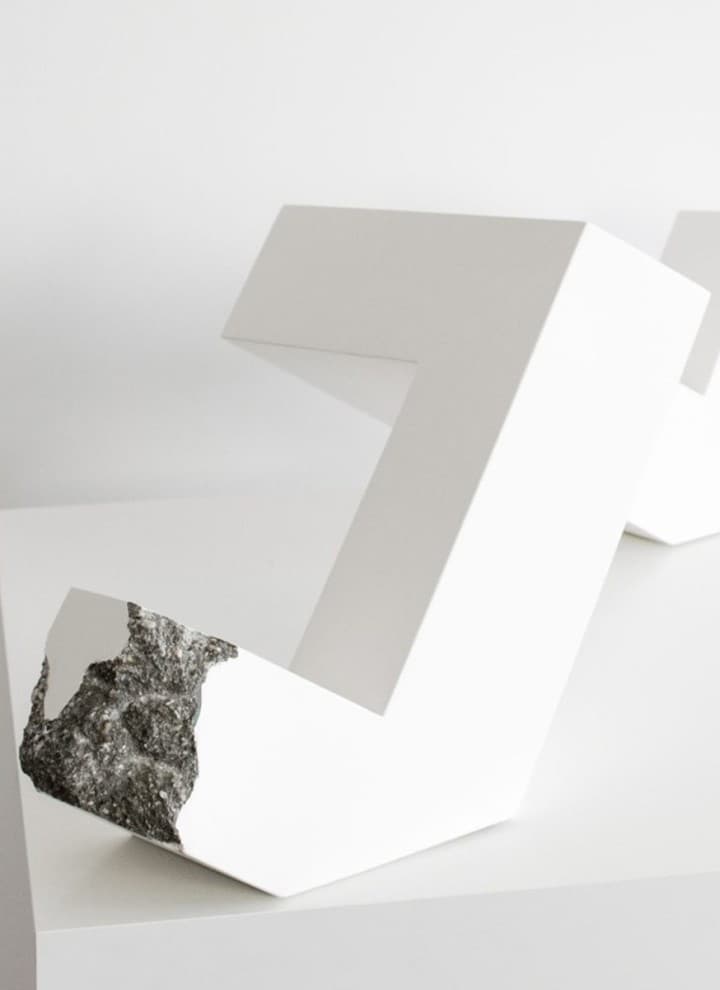 Beton-Skulptur „Crazy leg 5“, besprüht Beton-Skulptur „Crazy leg 5“, besprüht