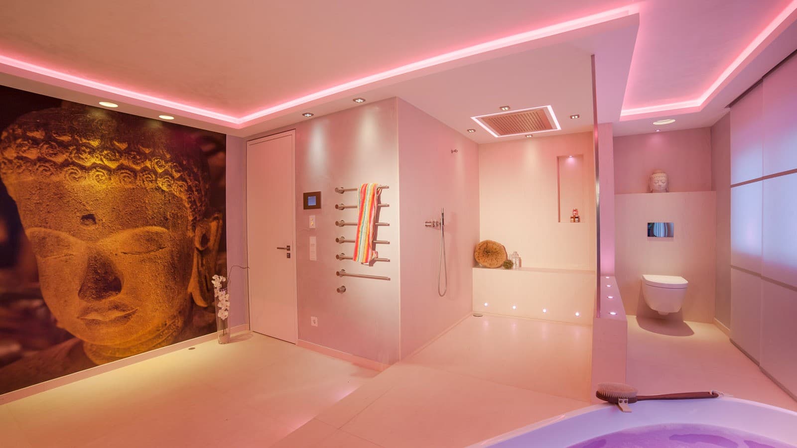 Ein Bad kann mit LED-Beleuchtung zur Südseeinsel mitten in der Großstadt werden. Ein Bad kann mit LED-Beleuchtung zur Südseeinsel mitten in der Großstadt werden.