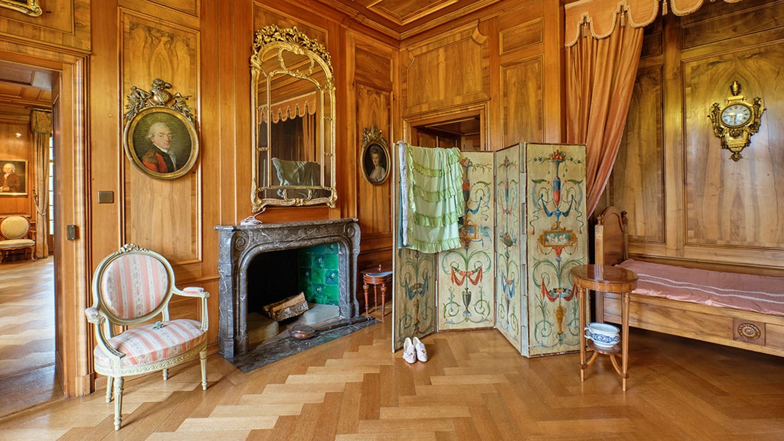 Ein Schlafzimmer in der Beletage von Schloss Jegenstorf mit Louis-XVI-Alkovenbett, Beistelltischchen mit Nachttopf, edler "Poudreuse" aus der Berner Werkstatt Christoph Hopfengärtners und einem Paravent, hinter dem sich das hier thematisierte Bidet und ein Toilettenstuhl vor neugierigen Blicken verbergen. (Georges Lehmann) Ein Schlafzimmer in der Beletage von Schloss Jegenstorf mit Louis-XVI-Alkovenbett, Beistelltischchen mit Nachttopf, edler "Poudreuse" aus der Berner Werkstatt Christoph Hopfengärtners und einem Paravent, hinter dem sich das hier thematisierte Bidet und ein Toilettenstuhl vor neugierigen Blicken verbergen. (Georges Lehmann)