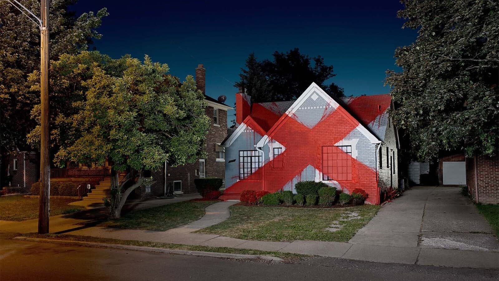 Kunstwerk von Ian Strange - Haus mit rotem Kreuz Kunstwerk von Ian Strange - Haus mit rotem Kreuz