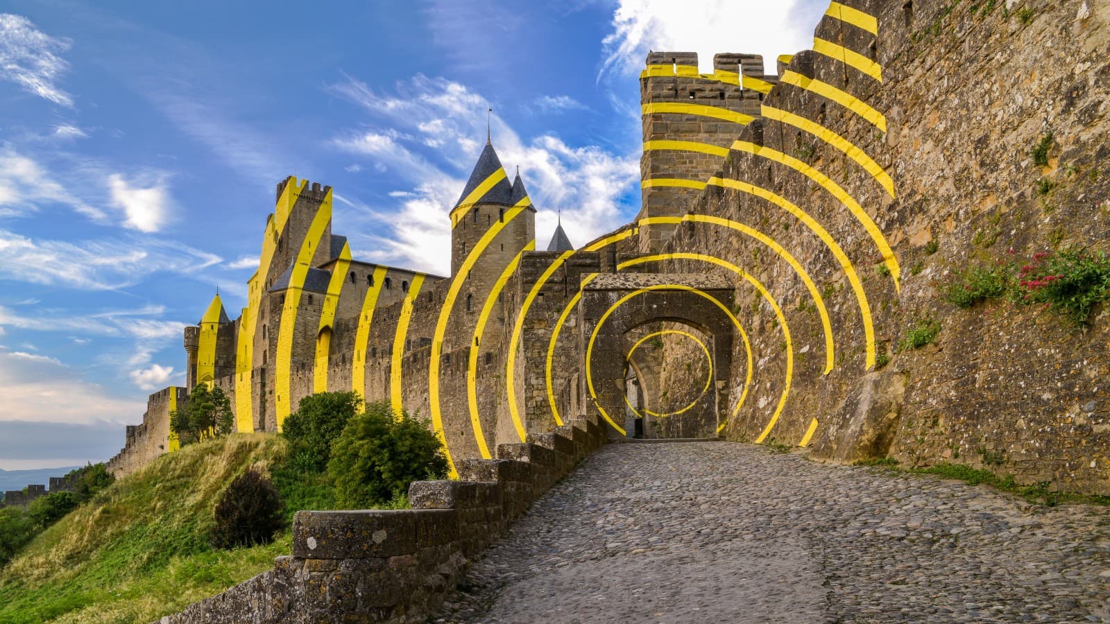 Carcassonne - eine Stadt in Südfrankreich und UNESCO-Weltkulturerbe interpretiert mit konzentrische Kreise von Felice Varini (© Alamy). Carcassonne - eine Stadt in Südfrankreich und UNESCO-Weltkulturerbe interpretiert mit konzentrische Kreise von Felice Varini (© Alamy).