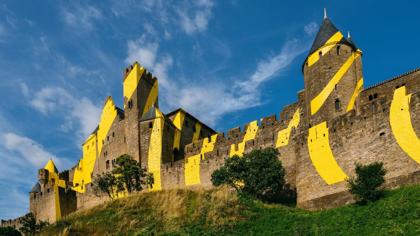 Carcassonne - eine Stadt in Südfrankreich und UNESCO-Weltkulturerbe interpretiert mit konzentrische Kreise von Felice Varini (© Alamy). Carcassonne - eine Stadt in Südfrankreich und UNESCO-Weltkulturerbe interpretiert mit konzentrische Kreise von Felice Varini (© Alamy).