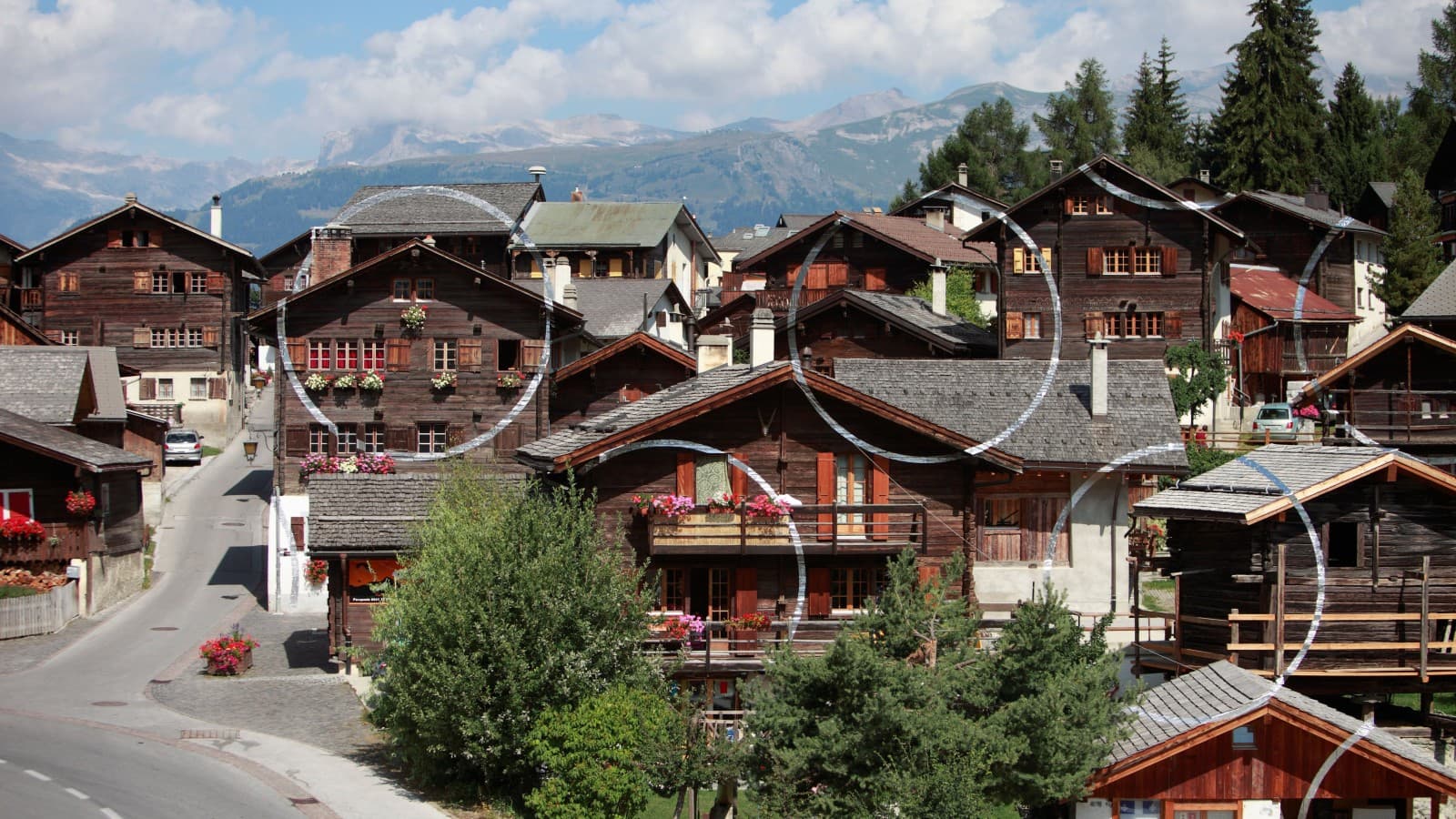 Künstlers Felice Varini erstellt "Cercles et Suite d' Éclats" auf die Eigenschaften des Dorfes Vercorin, im Wallis, Schweiz (© Alamy). Künstlers Felice Varini erstellt "Cercles et Suite d' Éclats" auf die Eigenschaften des Dorfes Vercorin, im Wallis, Schweiz (© Alamy).
