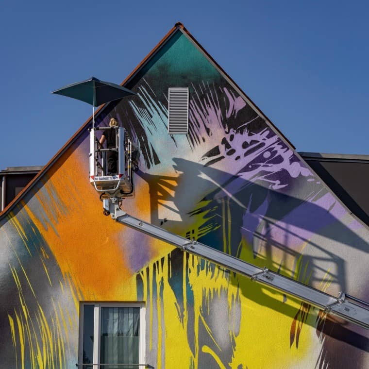 Julia Benz bei der Gestaltung Ihres Wandbildes "Temper" (© Julia Benz). Julia Benz bei der Gestaltung Ihres Wandbildes "Temper" (© Julia Benz).