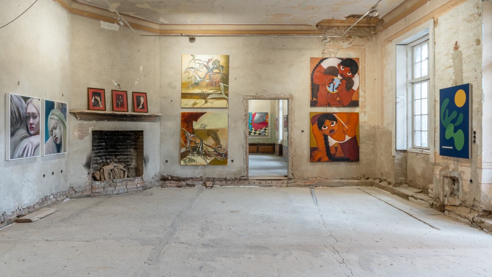 Ausstellungsansicht „Where the Wild Roses Grow“ im Schloss Görne mit Arbeiten von Charlies Stein, Sarah Maple, Luke Agada, Yan XinZhu and Sinta Tantra. (© Eva Dittrich) Ausstellungsansicht „Where the Wild Roses Grow“ im Schloss Görne mit Arbeiten von Charlies Stein, Sarah Maple, Luke Agada, Yan XinZhu and Sinta Tantra. (© Eva Dittrich)