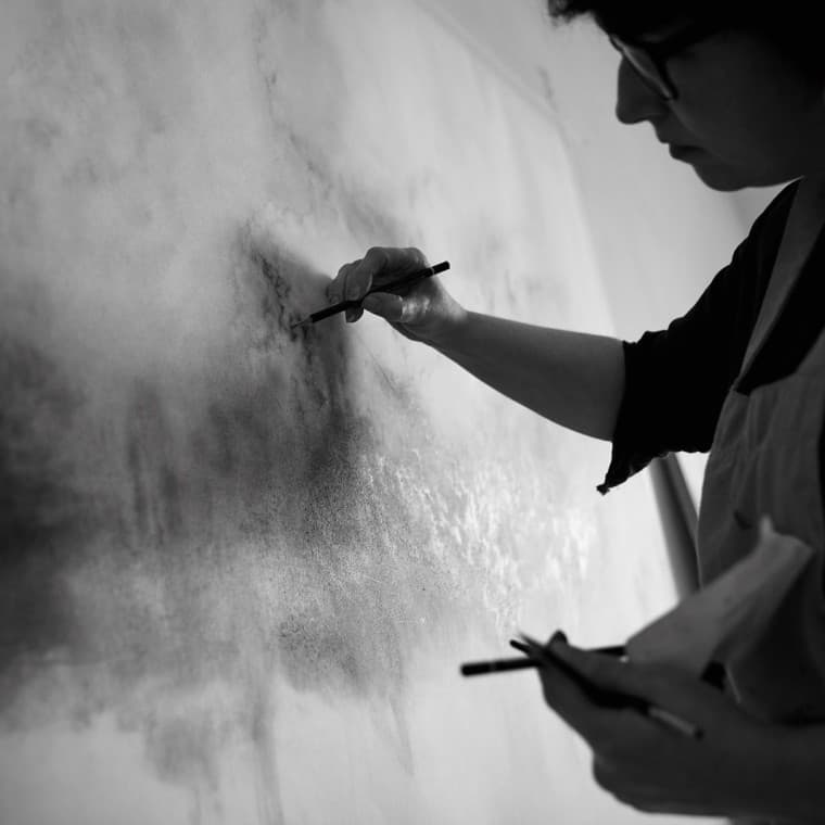 Nicola Watson bei der Arbeit an einem neuen Bild. (© Nicola Watson) Nicola Watson bei der Arbeit an einem neuen Bild. (© Nicola Watson)