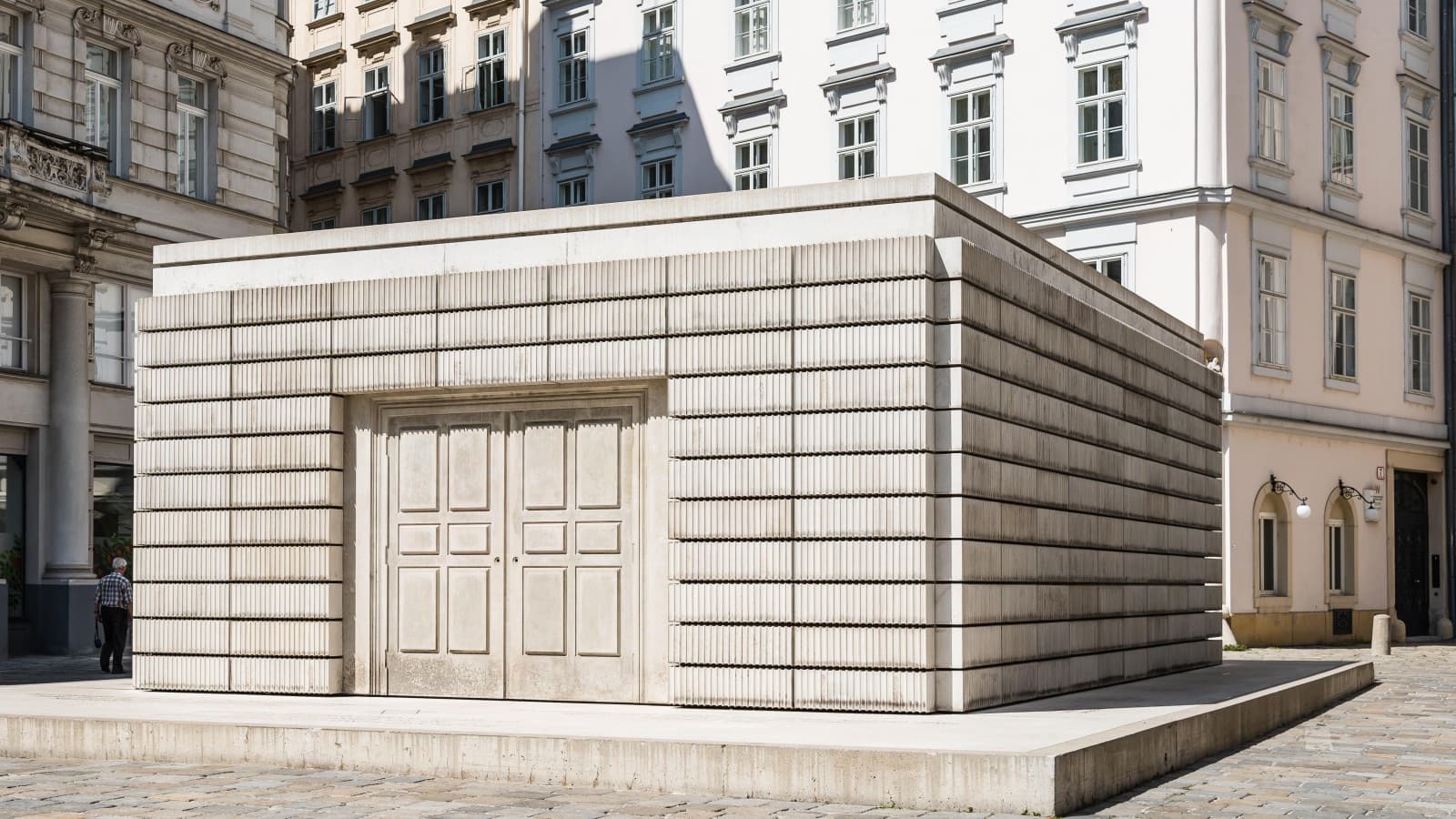 Holocaust Mahnmal in Wien entworfen von Rachel Whiteread. (© Alamy Stock Foto) Holocaust Mahnmal in Wien entworfen von Rachel Whiteread. (© Alamy Stock Foto)