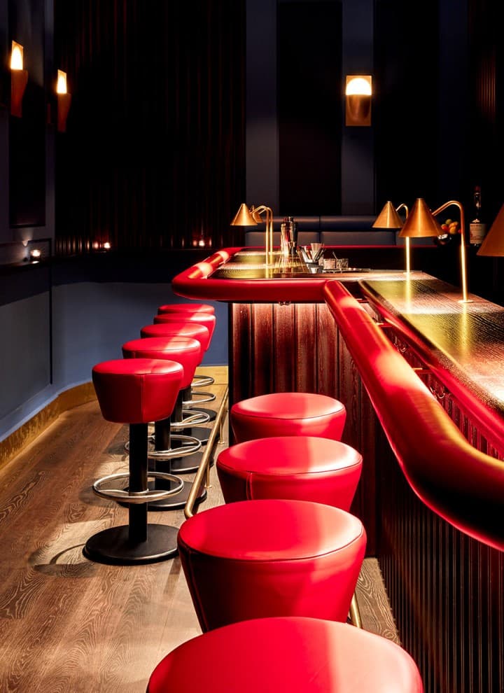 Rot trifft Gold: Die Bar des Tortue. Rot trifft Gold: Die Bar des Tortue.