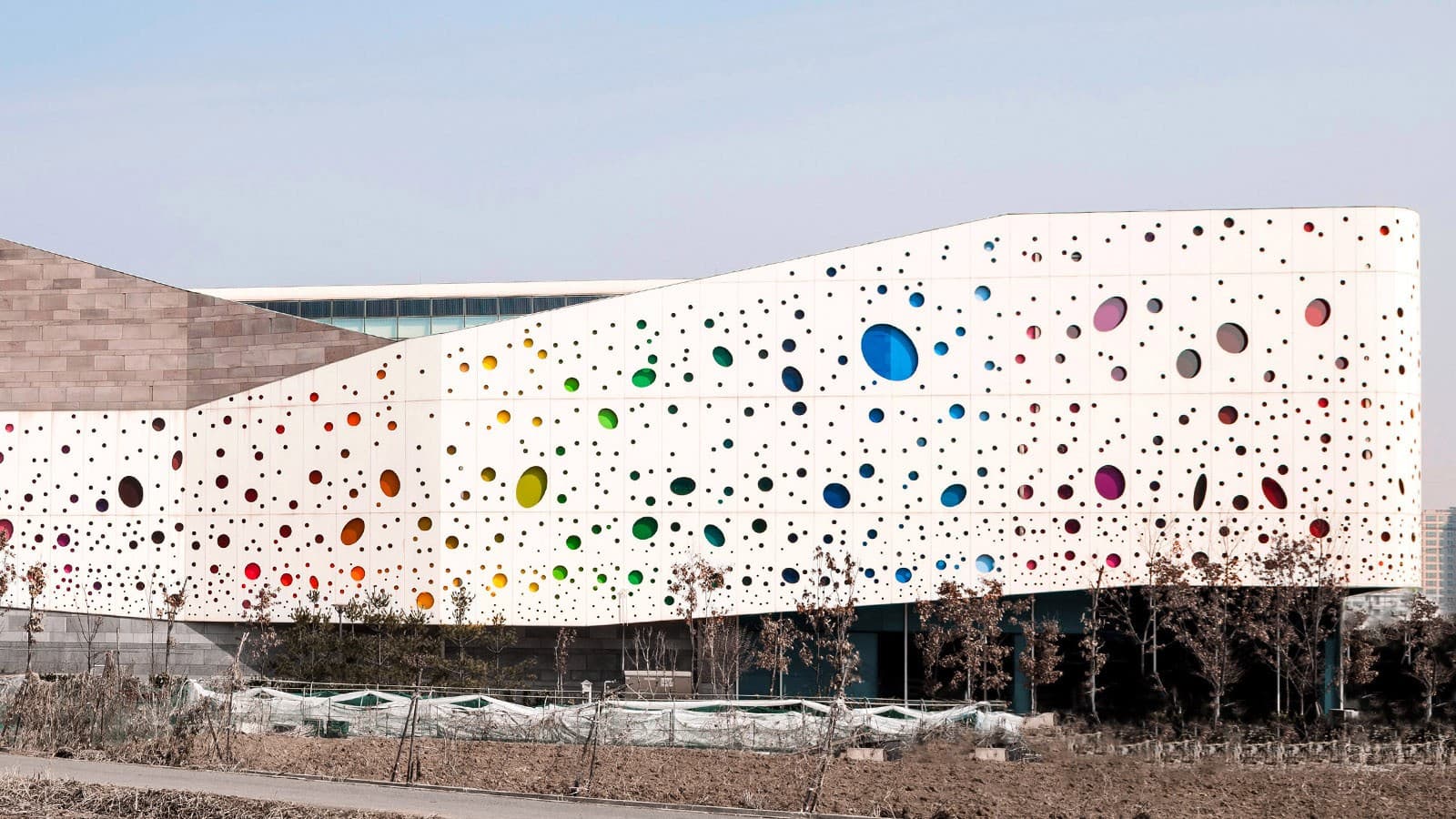 Die gepunktete Fassade des Incheon Children Science Museum in Korea Die gepunktete Fassade des Incheon Children Science Museum in Korea