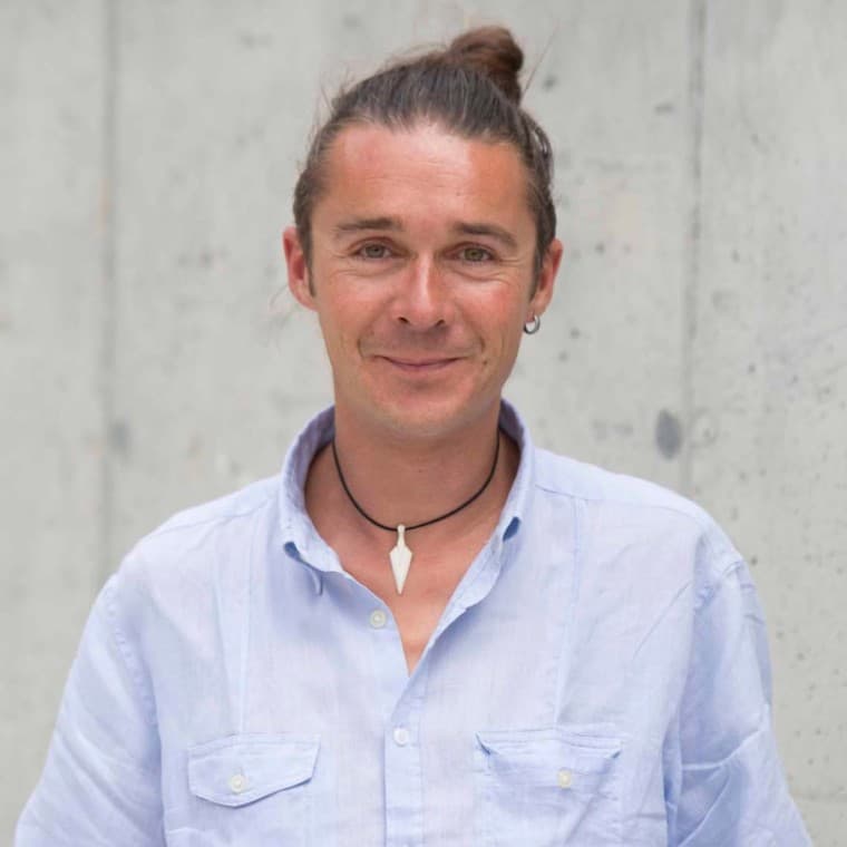 Baubiologe Werner Schönthaler führt seit 15 Jahren den Betrieb Schönthaler Betonsteinwerk und Baustoffhandel in Eyrs, Südtirol. Baubiologe Werner Schönthaler führt seit 15 Jahren den Betrieb Schönthaler Betonsteinwerk und Baustoffhandel in Eyrs, Südtirol.