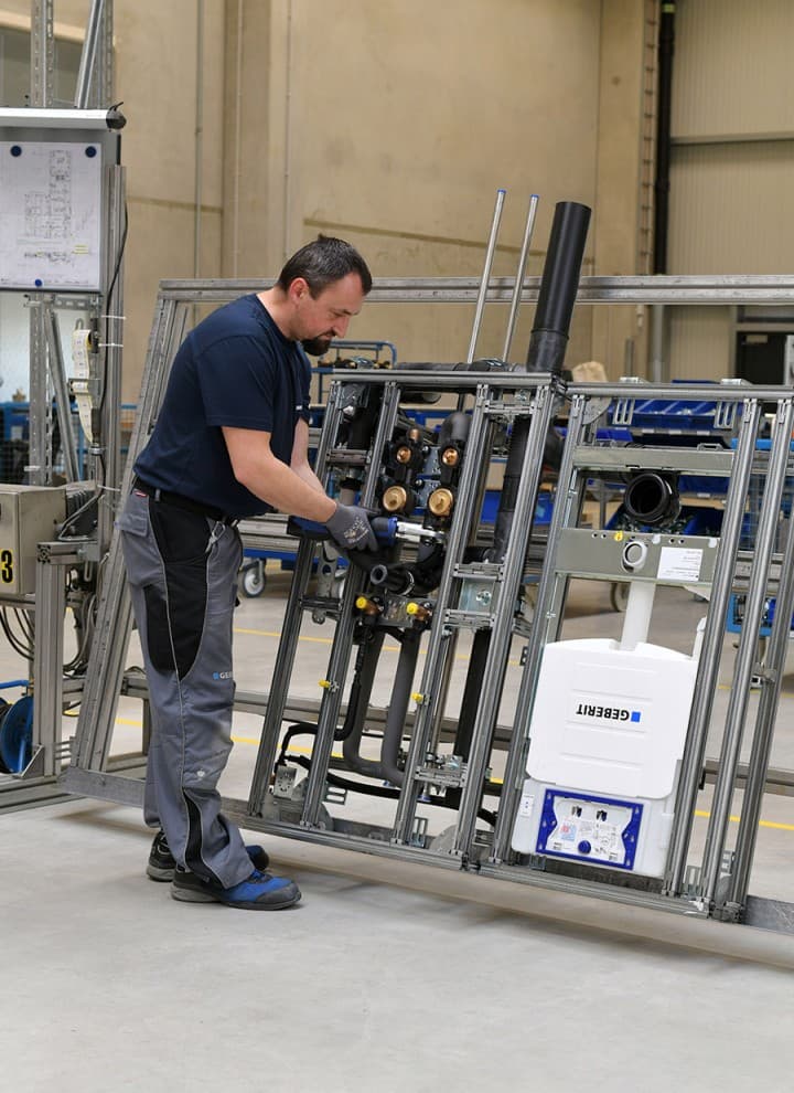 Das GIS Tragsystem inklusive aller Montageelemente und aller Rohrleitungen: dieses komplett industriell vorgefertigte System ist die Lösung für alle Bauprojekte, bei denen Einzellösungen nicht mehr wirtschaftlich sind. Das GIS Tragsystem inklusive aller Montageelemente und aller Rohrleitungen: dieses komplett industriell vorgefertigte System ist die Lösung für alle Bauprojekte, bei denen Einzellösungen nicht mehr wirtschaftlich sind.