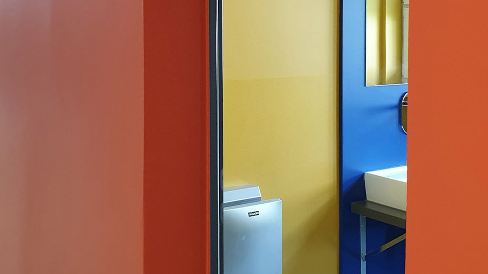 Moderne Farbgestaltung in der Schultoilette Moderne Farbgestaltung in der Schultoilette