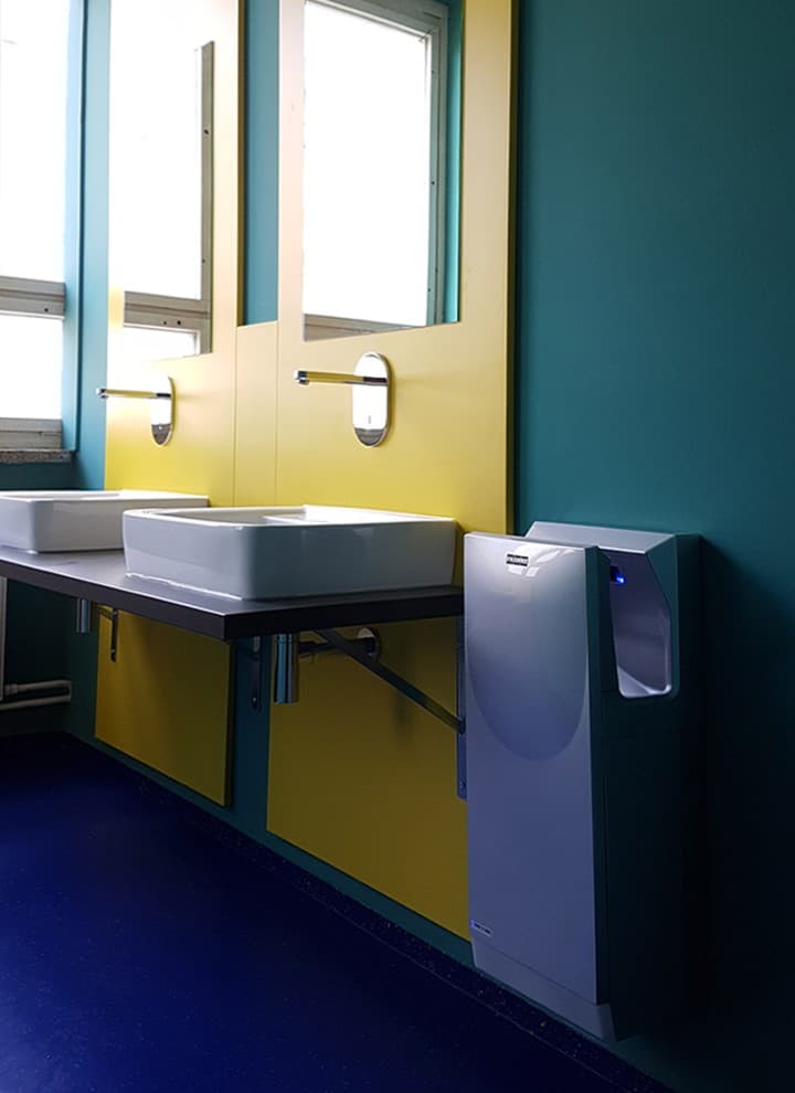 Waschbereich in den Farben Blau und Gelb Waschbereich in den Farben Blau und Gelb