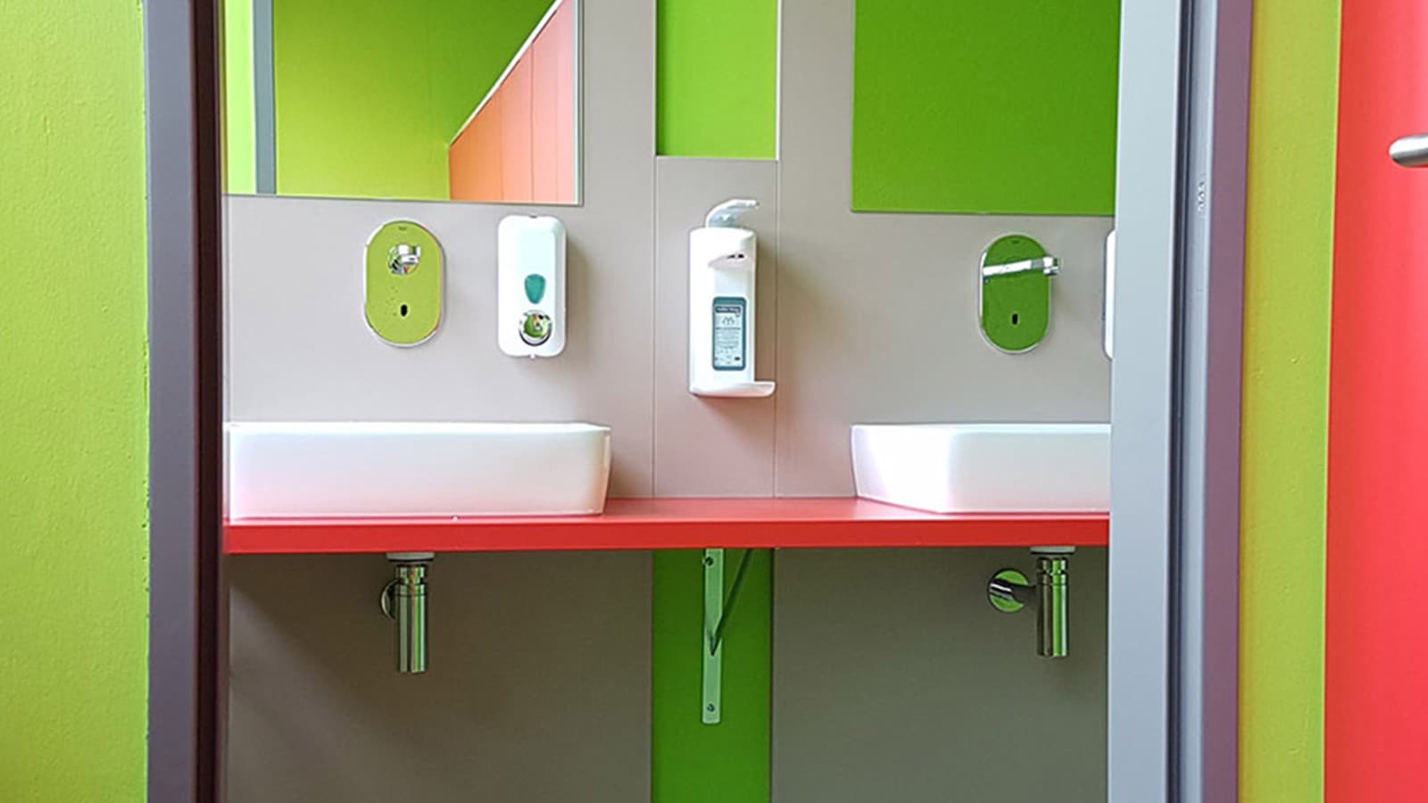 Frisches Grün in der Schultoilette Frisches Grün in der Schultoilette