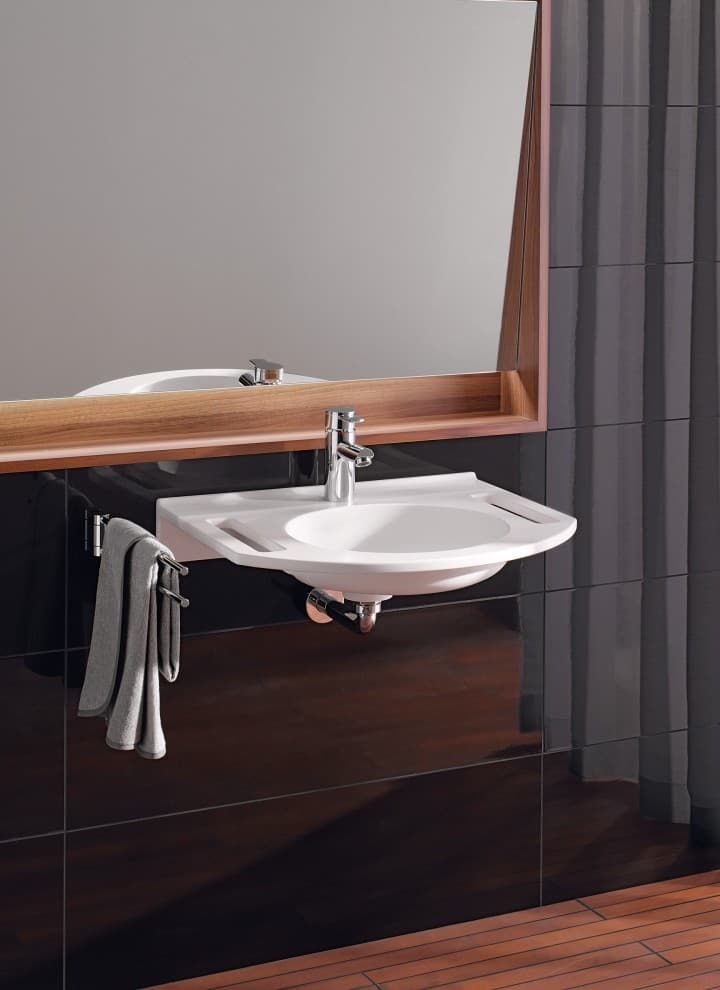 Waschtisch mit Unterputz-Siphon für mehr Beinfreiheit und seitlichen Haltegriffen. Waschtisch mit Unterputz-Siphon für mehr Beinfreiheit und seitlichen Haltegriffen.