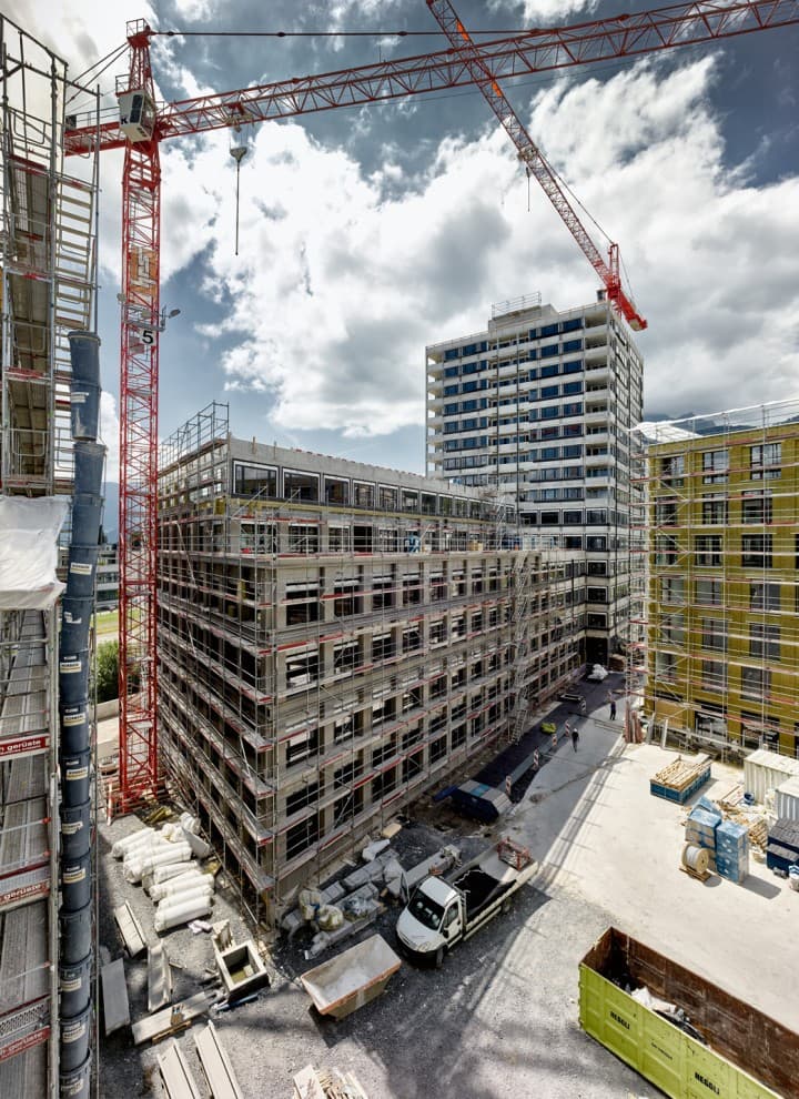 Nicht selten bieten solche Neubauten dank hervorragendem Schallschutz, hoher Energieeffizienz und modernster Gebäudetechnik mehr Komfort und Privatsphäre als Mehrfamilienhäuser aus den 70er und 80er Jahren. Nicht selten bieten solche Neubauten dank hervorragendem Schallschutz, hoher Energieeffizienz und modernster Gebäudetechnik mehr Komfort und Privatsphäre als Mehrfamilienhäuser aus den 70er und 80er Jahren.