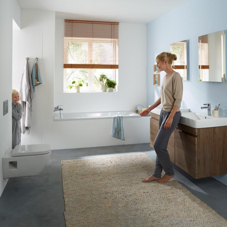 Geberit Option Basic Lichtspiegel; Geberit Renova Plan Waschtisch mit Unterschrank für Waschtisch, Nussbaum hickory hell; Geberit Betätigungsplatte Sigma30, Grundplatte und Designringe: Platte und Tasten: weiß, Designstreifen: weiß matt; Geberit Renova Plan Wand-WC, Rimfree® Geberit Option Basic Lichtspiegel; Geberit Renova Plan Waschtisch mit Unterschrank für Waschtisch, Nussbaum hickory hell; Geberit Betätigungsplatte Sigma30, Grundplatte und Designringe: Platte und Tasten: weiß, Designstreifen: weiß matt; Geberit Renova Plan Wand-WC, Rimfree®