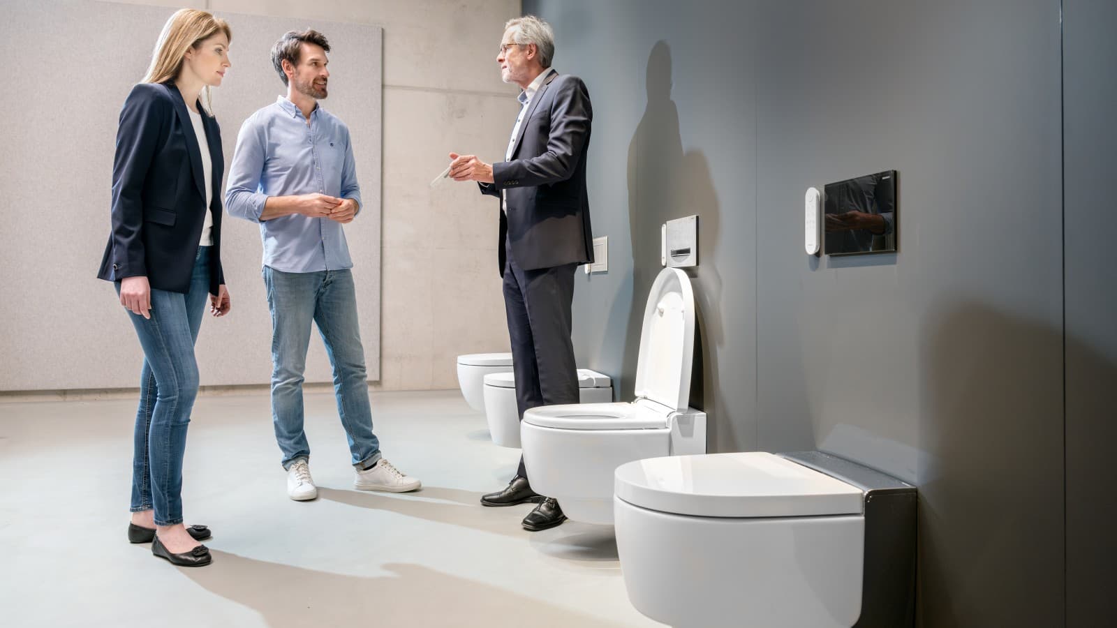 Beratungsgespräch in der Geberit AquaClean Testzone