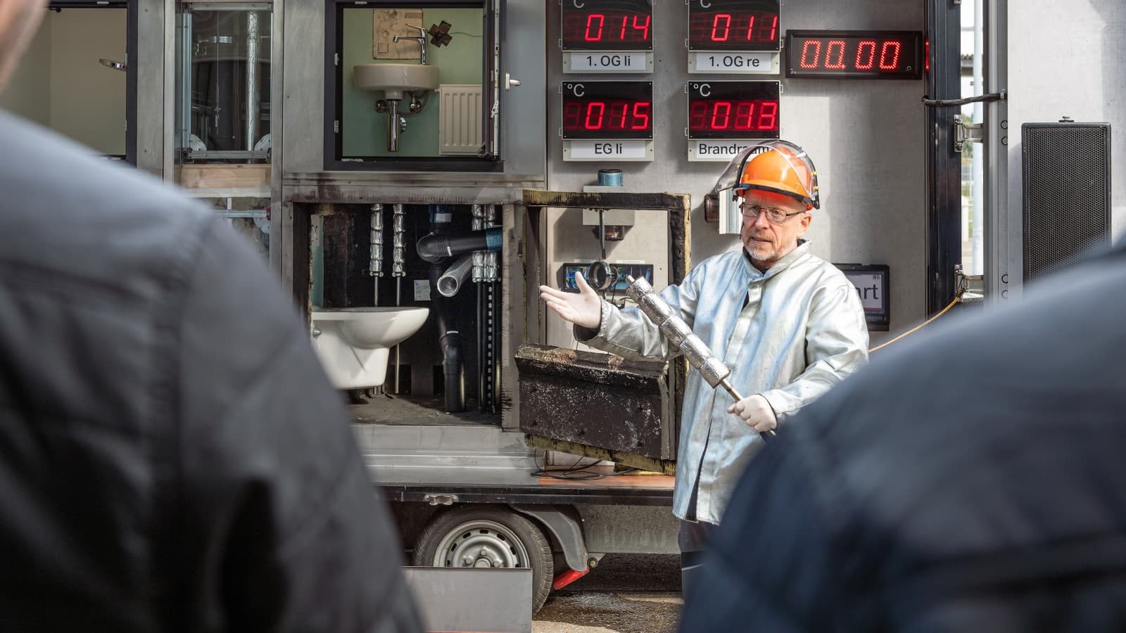 Beobachten Sie im Geberit Brandlabor durch verglaste und berstsichere Fenster live die Verhinderung der Brandausbreitung Beobachten Sie im Geberit Brandlabor durch verglaste und berstsichere Fenster live die Verhinderung der Brandausbreitung