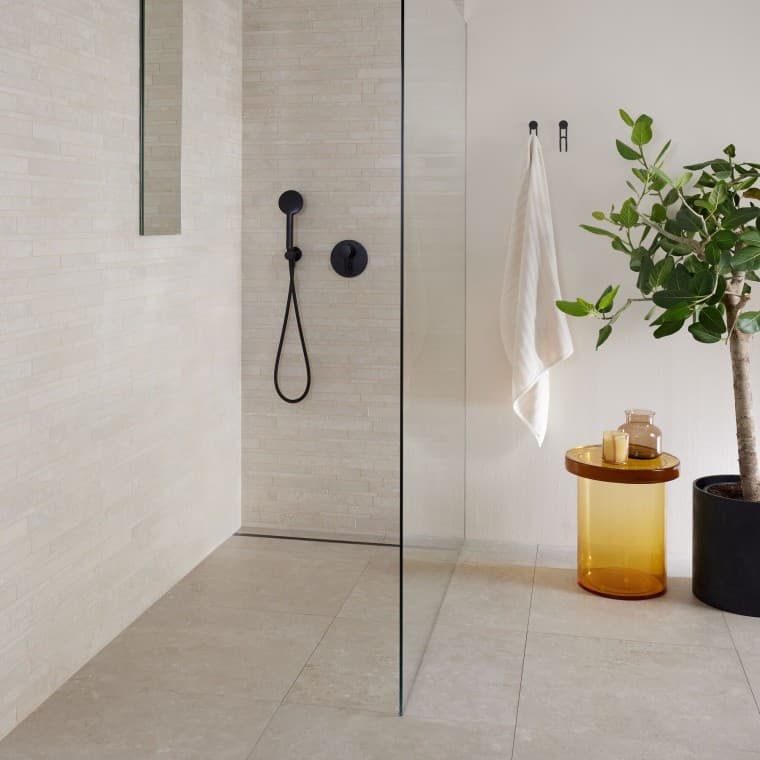Begehbare Dusche mit der Geberit CleanLine50 Begehbare Dusche mit der Geberit CleanLine50