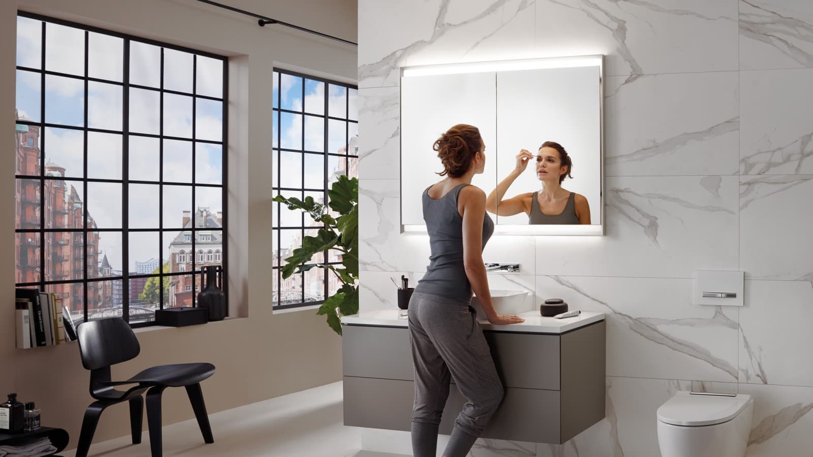 Frau in Badezimmer mit Geberit ComfortLight Frau in Badezimmer mit Geberit ComfortLight