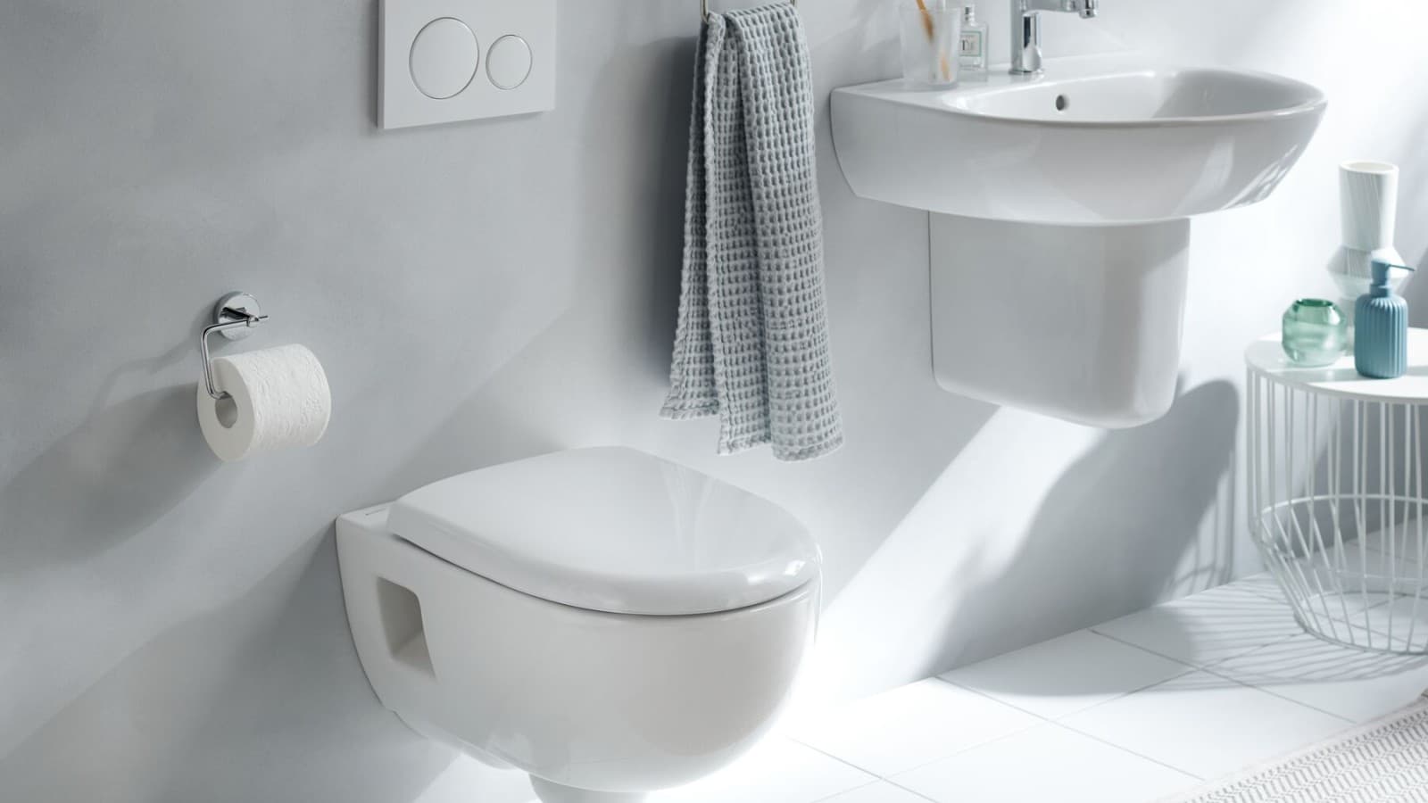Geberit Renova Wand-WC und Waschtisch mit Halbsäule Geberit Renova Wand-WC und Waschtisch mit Halbsäule