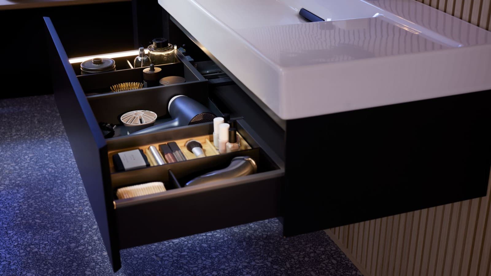 Geberit ONE Waschtischunterschrank mit praktischem Stauraum Geberit ONE Waschtischunterschrank mit praktischem Stauraum