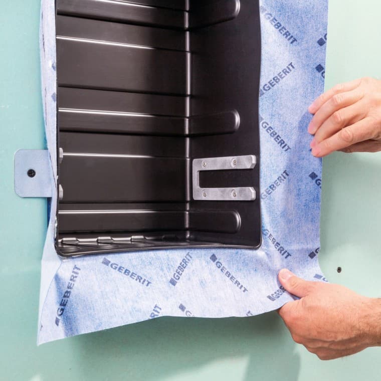 Rohbauset mit einer vormontierten Dichtfolie der Geberit Nischenablagebox für die Dusche Rohbauset mit einer vormontierten Dichtfolie der Geberit Nischenablagebox für die Dusche