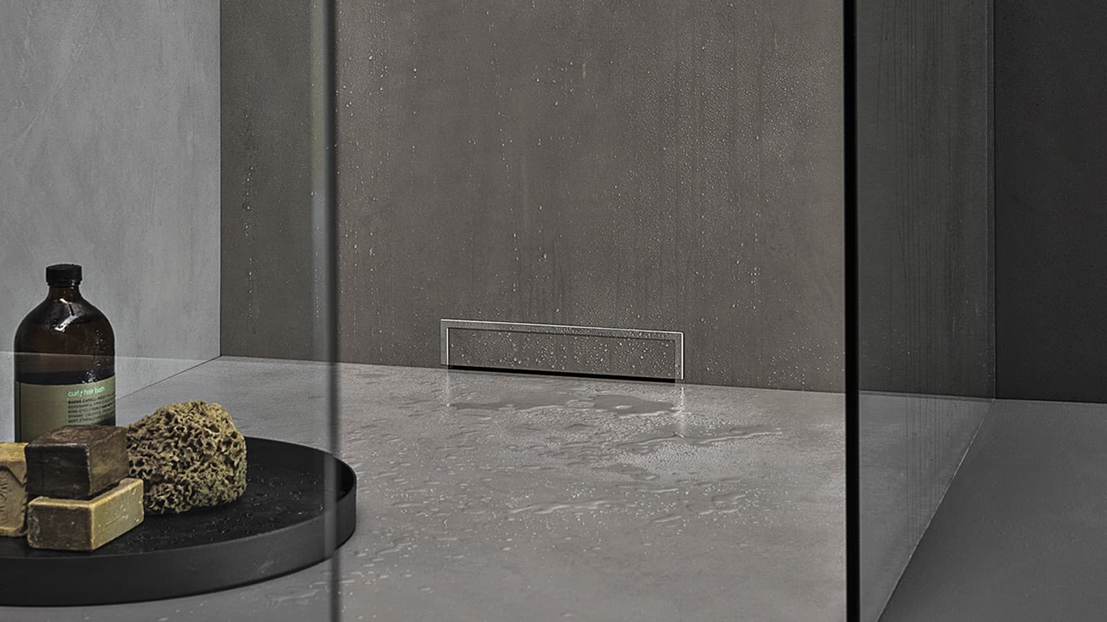 Duschfläche mit Wandablauf Duschfläche mit Wandablauf