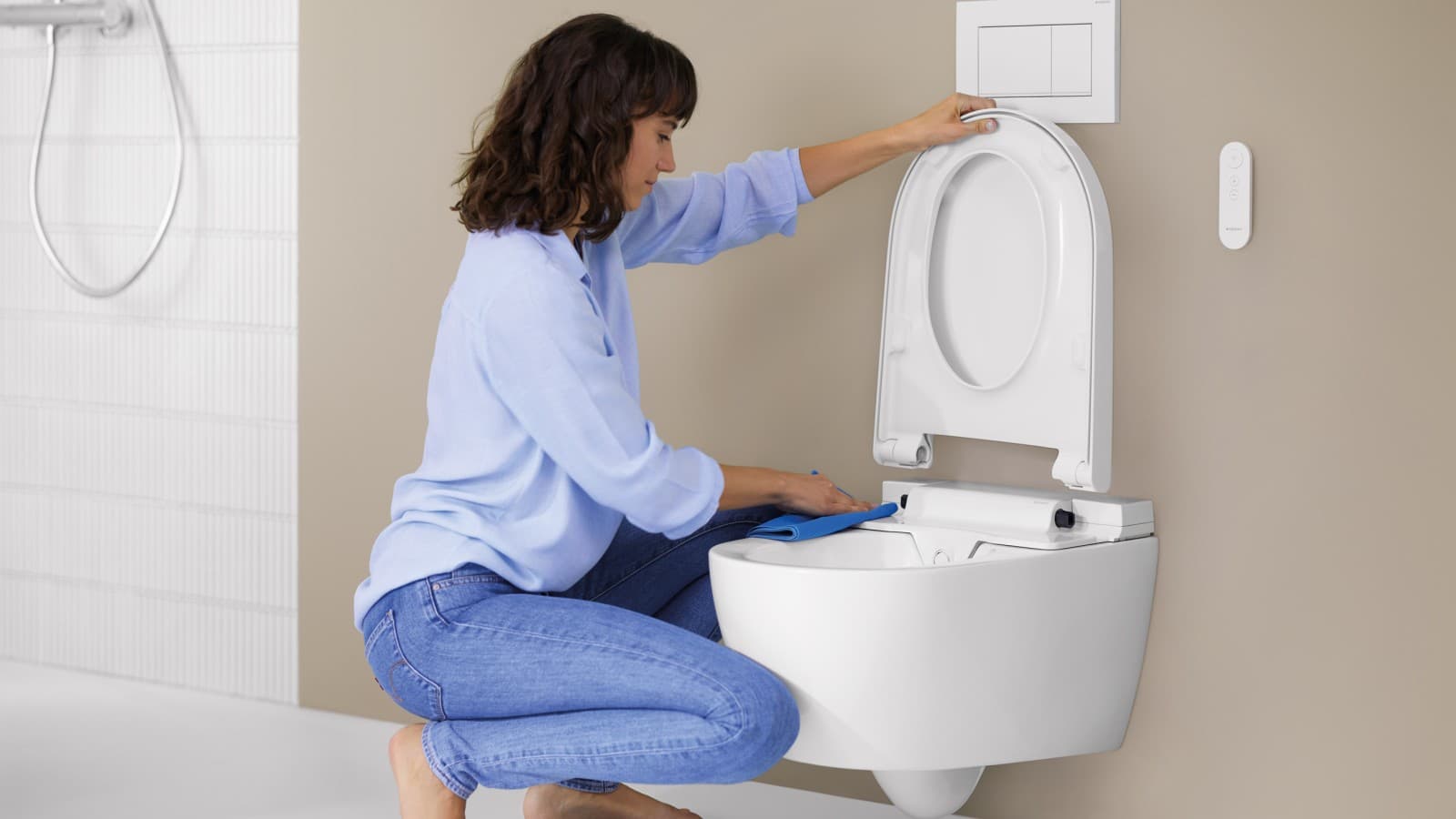 QuickRelease-Funktion bei Geberit AquaClean Alba. Der WC-Sitz lässt sich mit wenigen Handgriffen abnehmen und reinigen. QuickRelease-Funktion bei Geberit AquaClean Alba. Der WC-Sitz lässt sich mit wenigen Handgriffen abnehmen und reinigen.