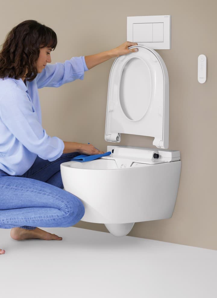 Geberit Dusch-WC AquaClean Alba wird gereinigt Geberit Dusch-WC AquaClean Alba wird gereinigt