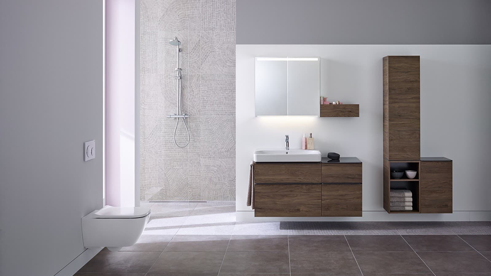 Komplettbadserie Geberit Smyle: WC, Waschtisch mit Unterschrank, Lichtspiegelschrank, Hochschrank; Dusche: Geberit CleanLine; Betätigungsplatte Geberit Sigma21 Komplettbadserie Geberit Smyle: WC, Waschtisch mit Unterschrank, Lichtspiegelschrank, Hochschrank; Dusche: Geberit CleanLine; Betätigungsplatte Geberit Sigma21