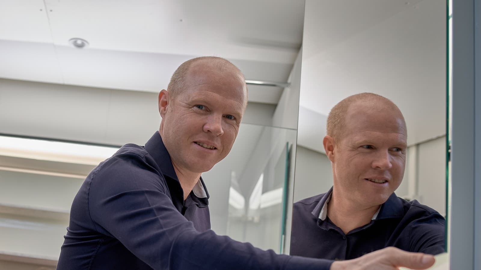 Lichtexperte Andreas Janser im Lichtlabor am Geberit Hauptsitz in Rapperswil-Jona, Schweiz Lichtexperte Andreas Janser im Lichtlabor am Geberit Hauptsitz in Rapperswil-Jona, Schweiz