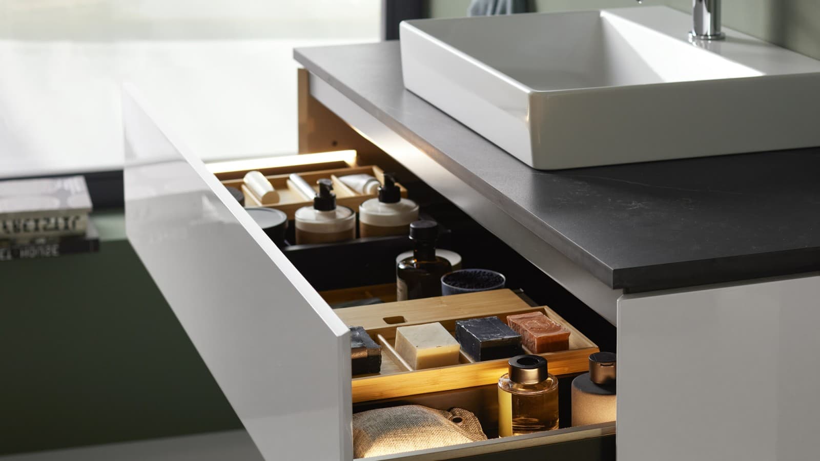 Offener Geberit ONE Waschtischunterschrank mit griffloser Schublade Offener Geberit ONE Waschtischunterschrank mit griffloser Schublade