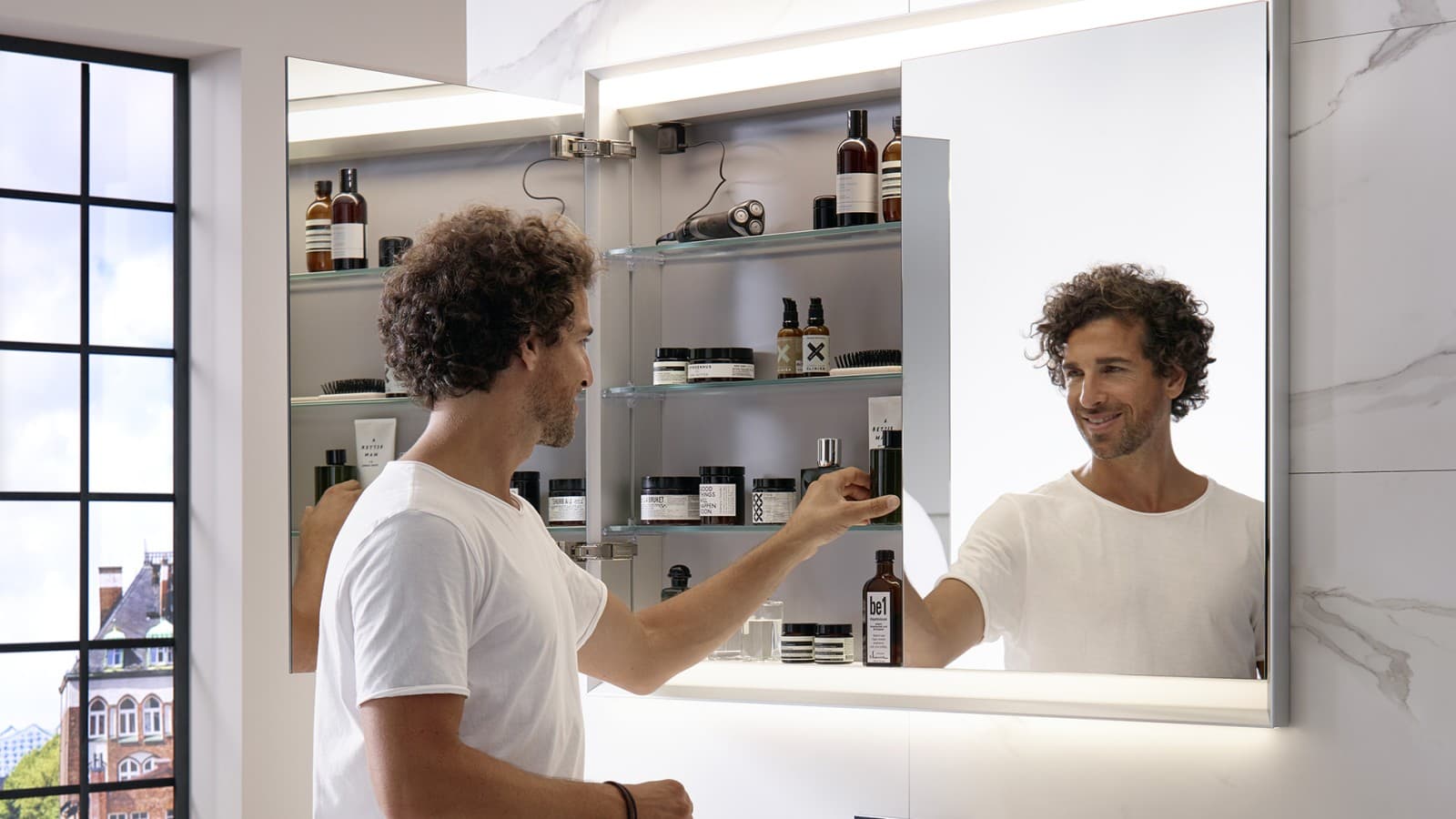 Geberit ONE Spiegelschrank mit ComfortLight Geberit ONE Spiegelschrank mit ComfortLight