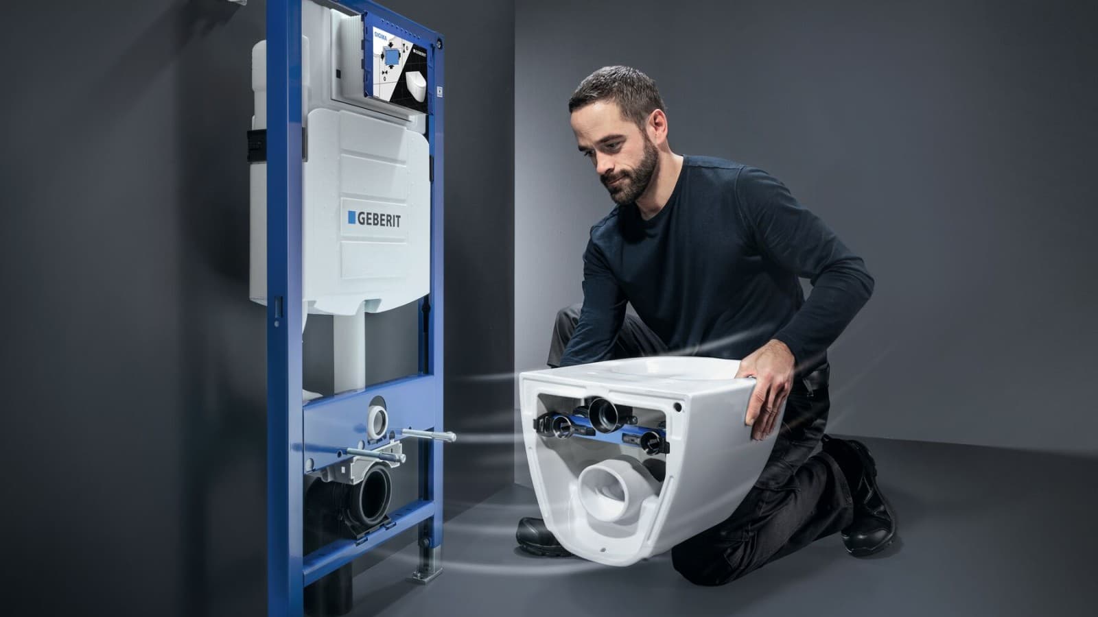 Installateur montiert WC-System bestehen aus Geberit Sigma UP-Spülkasten und Geberit Acanto WC Installateur montiert WC-System bestehen aus Geberit Sigma UP-Spülkasten und Geberit Acanto WC