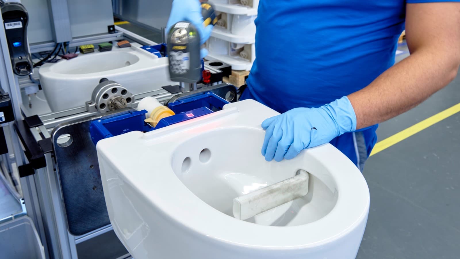 Geberit Mitarbeiter arbeitet in Jona am Dusch-WC Geberit AquaClean Mera. Geberit Mitarbeiter arbeitet in Jona am Dusch-WC Geberit AquaClean Mera.