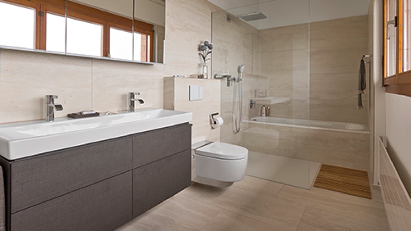 Badezimmer mit Geberit AquaClean Dusch-WC Mera nach der Renovation Badezimmer mit Geberit AquaClean Dusch-WC Mera nach der Renovation