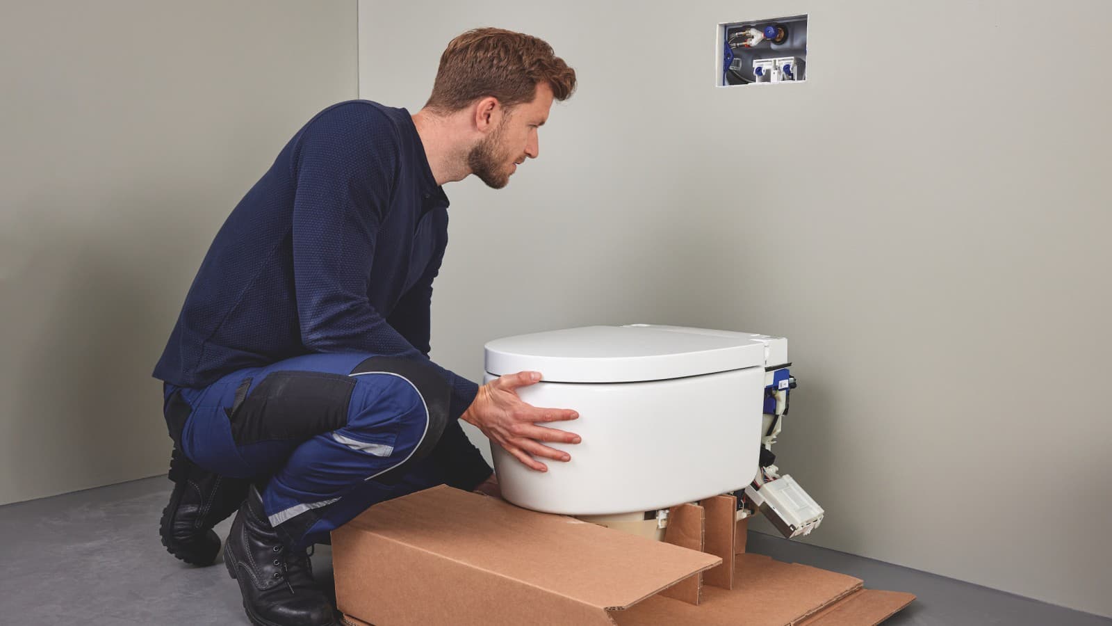 Sanitärprofi installiert ein Geberit AquaClean Dusch-WC Sanitärprofi installiert ein Geberit AquaClean Dusch-WC