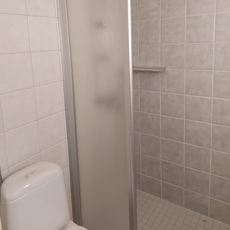 Das Vorher-Bild mit Blick auf die Duschkabine sowie bodenstehendem WC (© Meja Hynynen) Das Vorher-Bild mit Blick auf die Duschkabine sowie bodenstehendem WC (© Meja Hynynen)