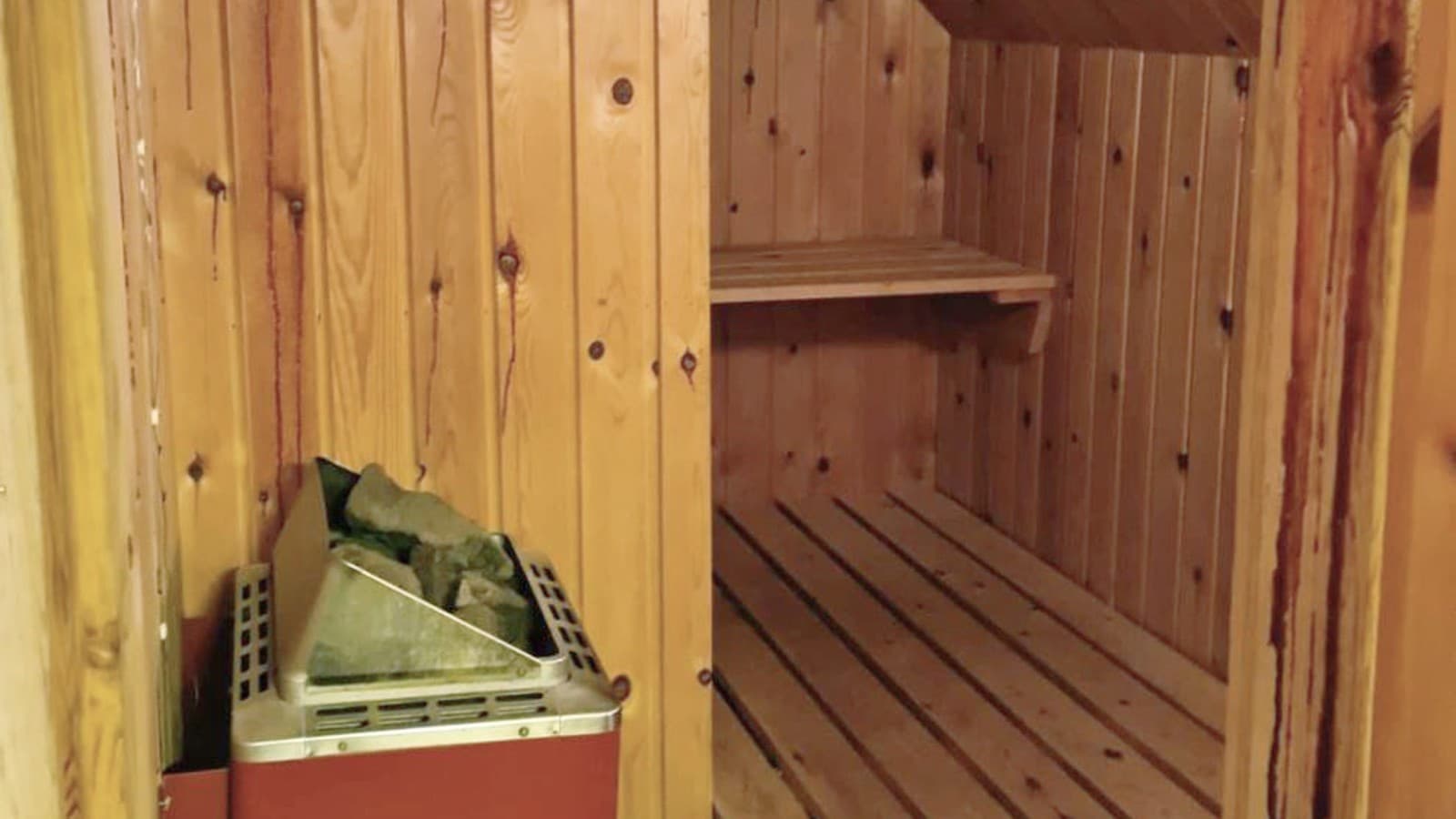 Eine Sauna mit Dachschräge (© @triner2 und @strandparken3) Eine Sauna mit Dachschräge (© @triner2 und @strandparken3)