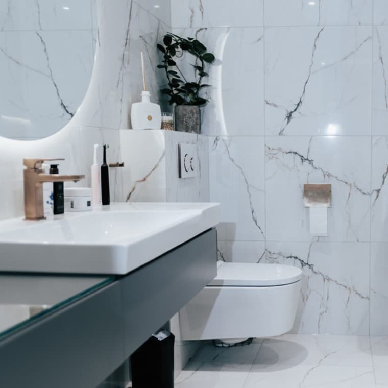 Renoviertes Bad mit Marmorfliesen und Badezimmerprodukten von Geberit. Renoviertes Bad mit Marmorfliesen und Badezimmerprodukten von Geberit.