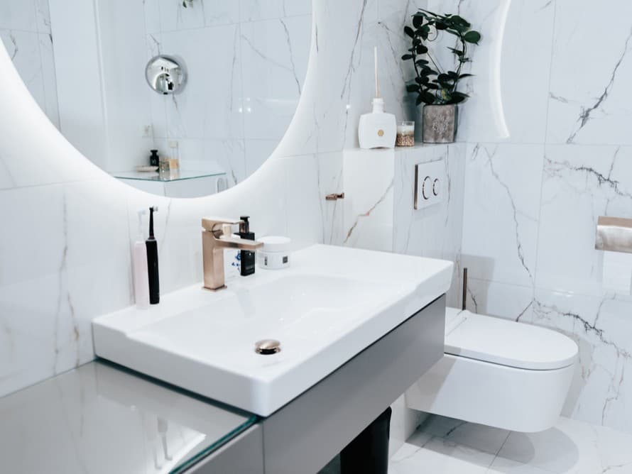 Weißes Badezimmer, das mit Badprodukten von Geberit gestaltet wurde Weißes Badezimmer, das mit Badprodukten von Geberit gestaltet wurde