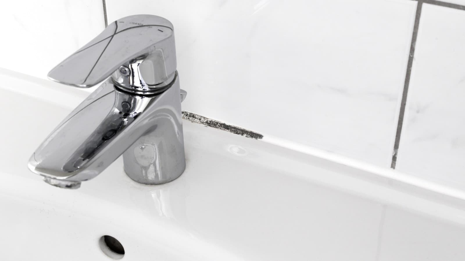 Schimmel in Badezimmerfugen Schimmel in Badezimmerfugen