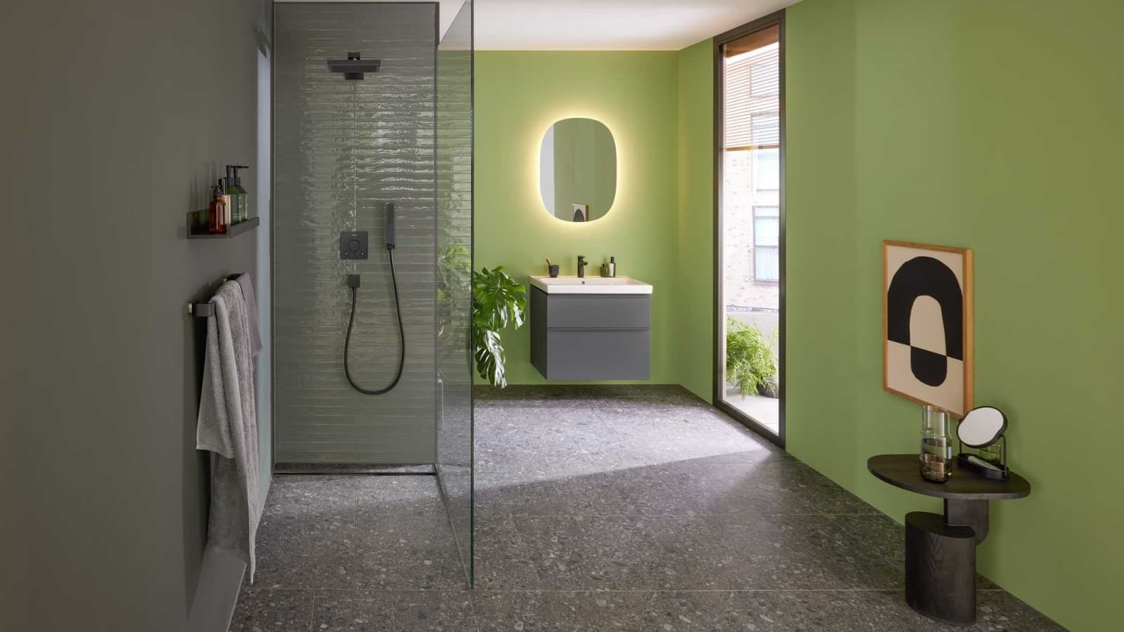 Badezimmer in Grün mit Möbeln und Keramiken der Badserie Geberit iCon, der Duschrinne Geberit CleanLine30 in Schwarz und dem ovalen Badspiegel Geberit Option. Badezimmer in Grün mit Möbeln und Keramiken der Badserie Geberit iCon, der Duschrinne Geberit CleanLine30 in Schwarz und dem ovalen Badspiegel Geberit Option.