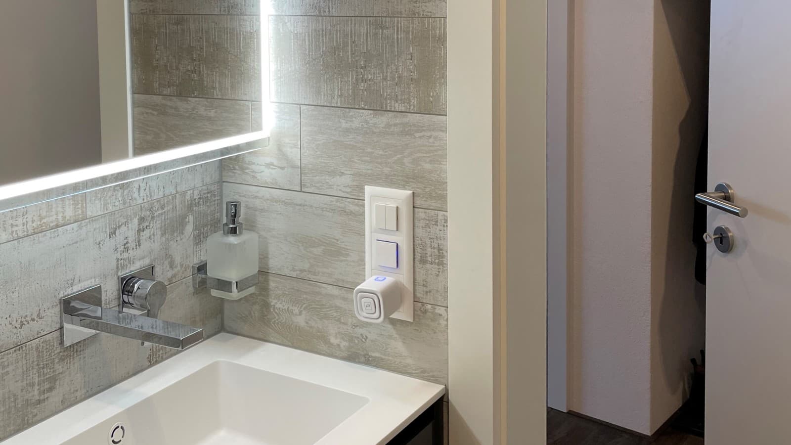 Eine Tür, die nach außen öffnet, spart Platz im Bad Eine Tür, die nach außen öffnet, spart Platz im Bad