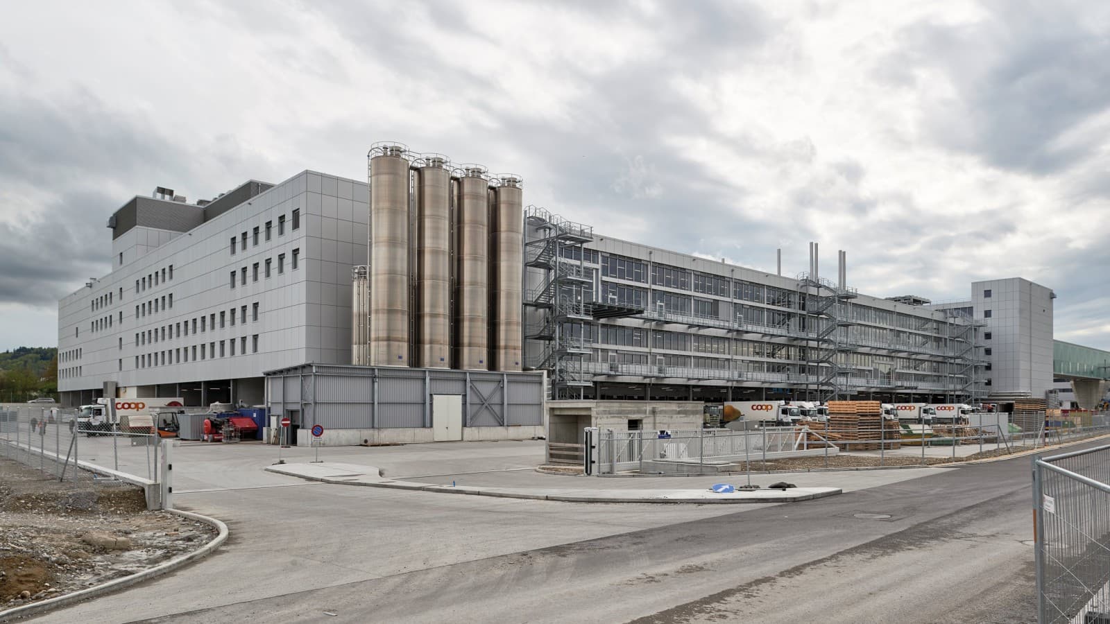 Der Standort von Coop umfasst unter anderem ein vollautomatisiertes Tiefkühllager, eine Großbäckerei und -konditorei, eine Leergutzentrale sowie Büroräume und verfügt über ein eigenes Biomassekraftwerk. Der Standort von Coop umfasst unter anderem ein vollautomatisiertes Tiefkühllager, eine Großbäckerei und -konditorei, eine Leergutzentrale sowie Büroräume und verfügt über ein eigenes Biomassekraftwerk.